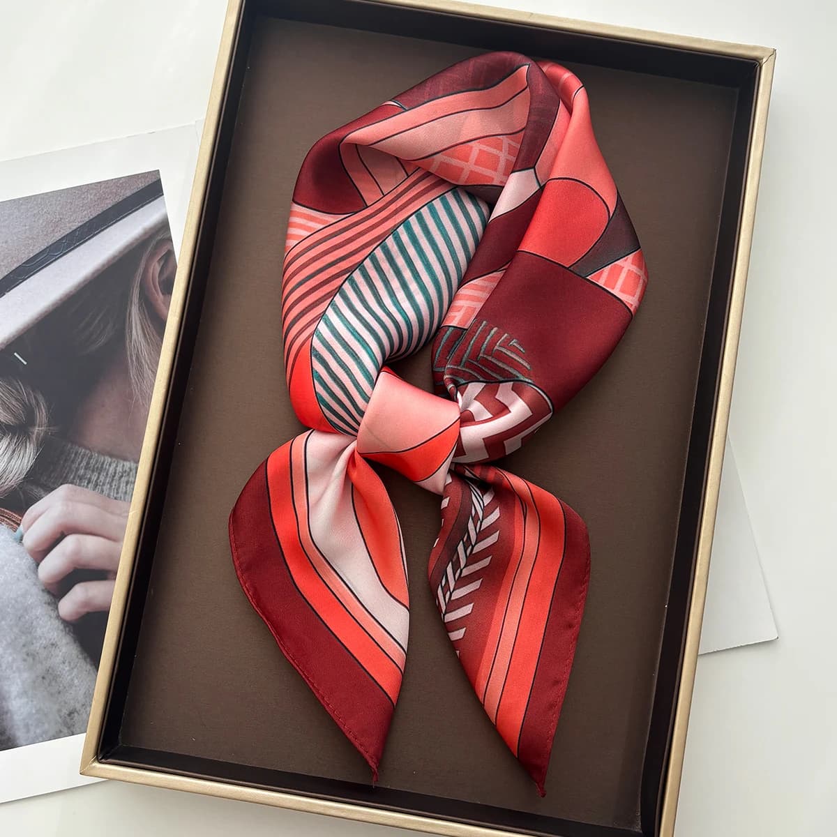 Sciarpa quadrata di lusso per donna Donna Hijab Moda Fazzoletto da collo Bandane Eleganti sciarpe in seta sintetica Scialle per l'uso quotidiano