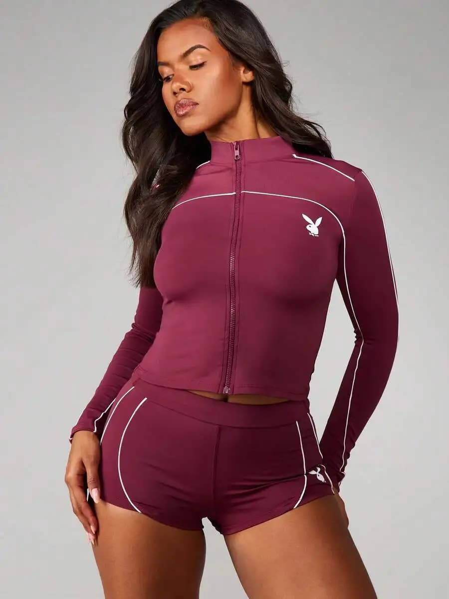 Set coordinato Playboy con giacca sportiva con zip e collo a imbuto e pantaloncini da ciclismo con profili a contrasto, abbigliamento sportivo per il tempo libero.