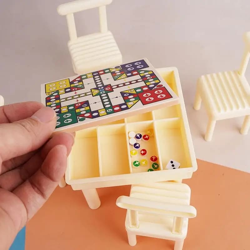 1 Set Accessori per casa delle bambole Decor Set di scacchi in miniatura Mini tavolo con sedia Scacchi volante Ludo Gioco da tavolo Go Modello di gioco