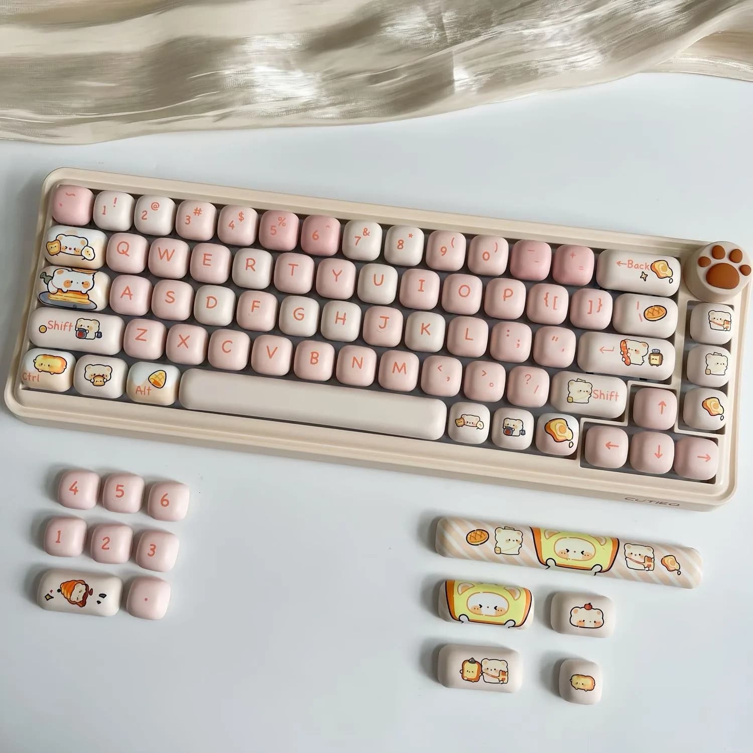 Set di 141 Tasti PBT Bread Bear, Profilo MAO, per Switch MX, Compatibile con Tastiere Meccaniche 61 64 68 87 96 104 108, Colore Casuale