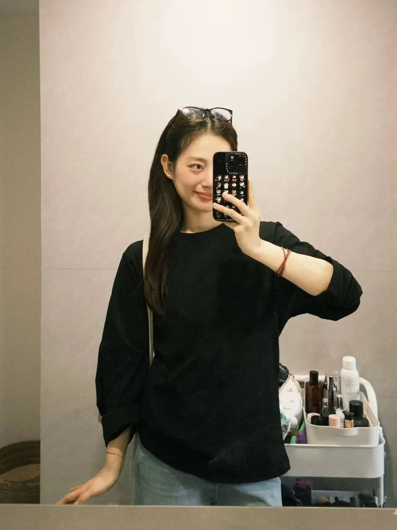 T-shirt Donna Oversize Nera Bianca a Maniche Lunghe con Scollo a O, Stile Minimalista e Casual, Ideale per l'Autunno