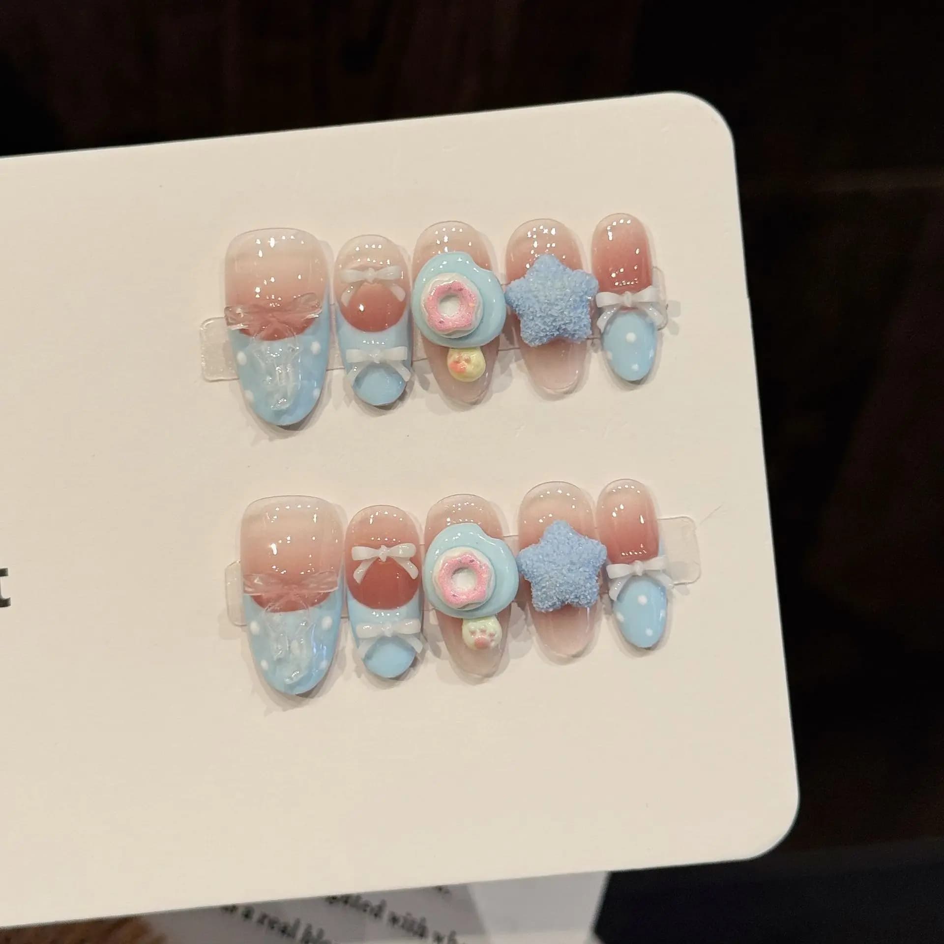 10 pezzi di unghie finte ovali corte pressate a mano, bellissime unghie finte, con gradiente rosa e blu, fiocco a ciambella e stelle, ideali per le donne