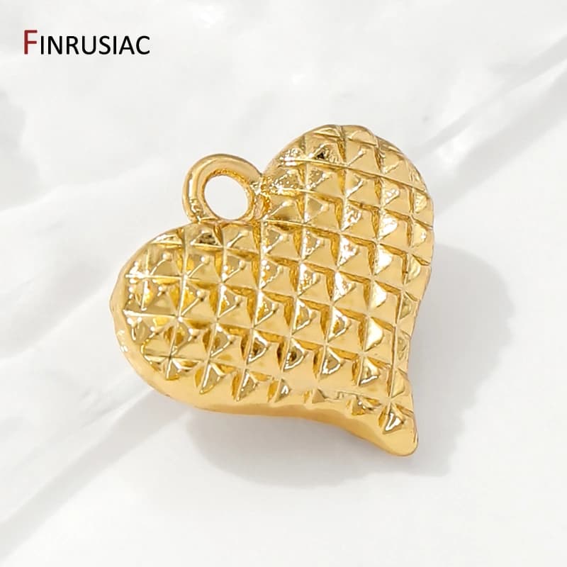 Creazione di gioielli con ciondoli a forma di cuore testurizzati in ottone placcato oro 14 carati, ciondoli per la creazione di collane, risultati di orecchini fai da te, materiali per gioielli