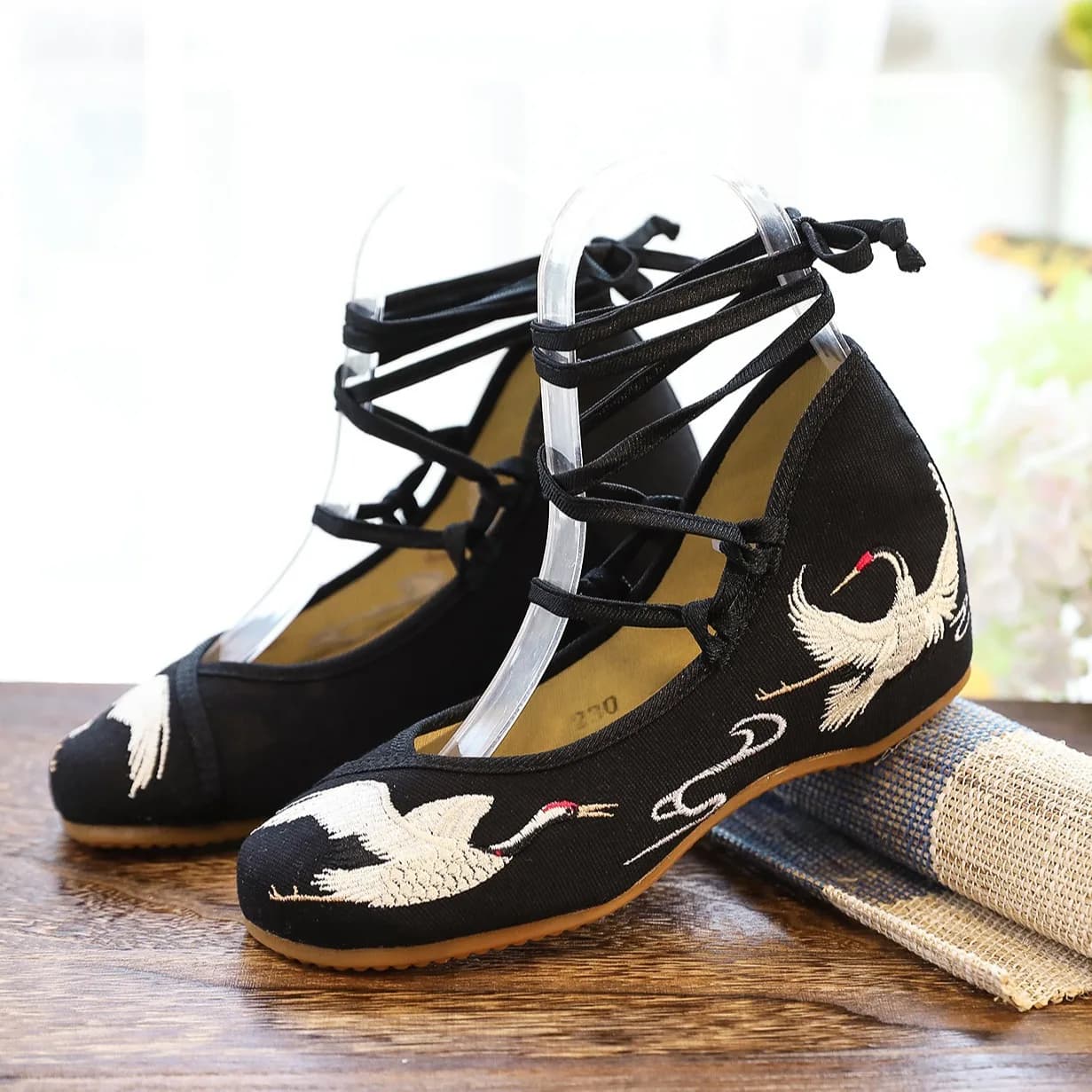 Scarpe da costume antiche in stile cinese Ballerine da donna in tela con cinturino in pizzo ricamato Scarpe comode da donna in tessuto di cotone