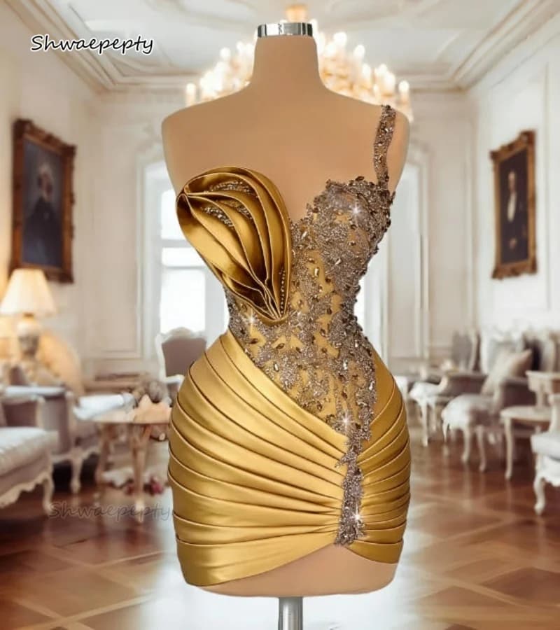 Abito da ballo moderno con perline e cristalli dorati, monospalla, mini pieghe corte, tubino in raso, pieghe, abito da cocktail party personalizzato