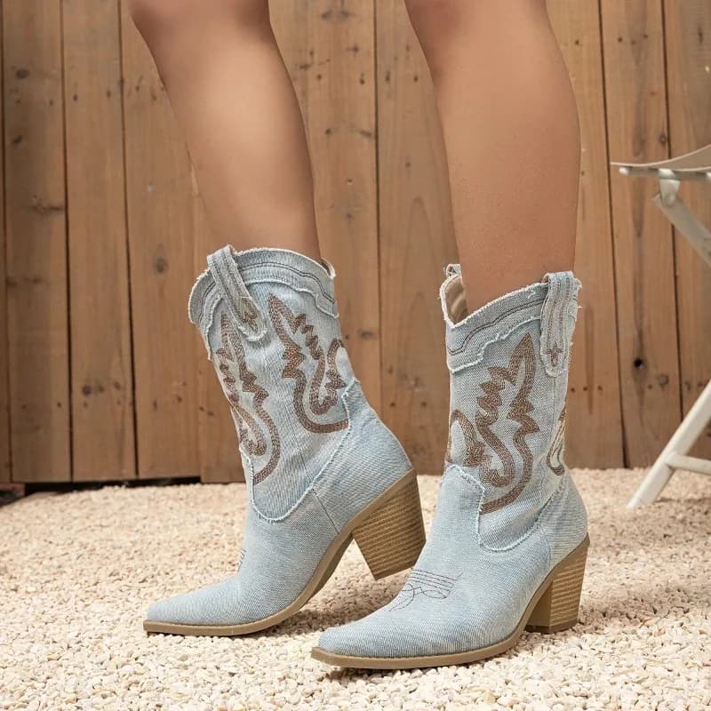 2025 Western cowboy boots with charm embroidered by women fall and winter Ankle jeans boots elegant casual retro by women Strong cuts