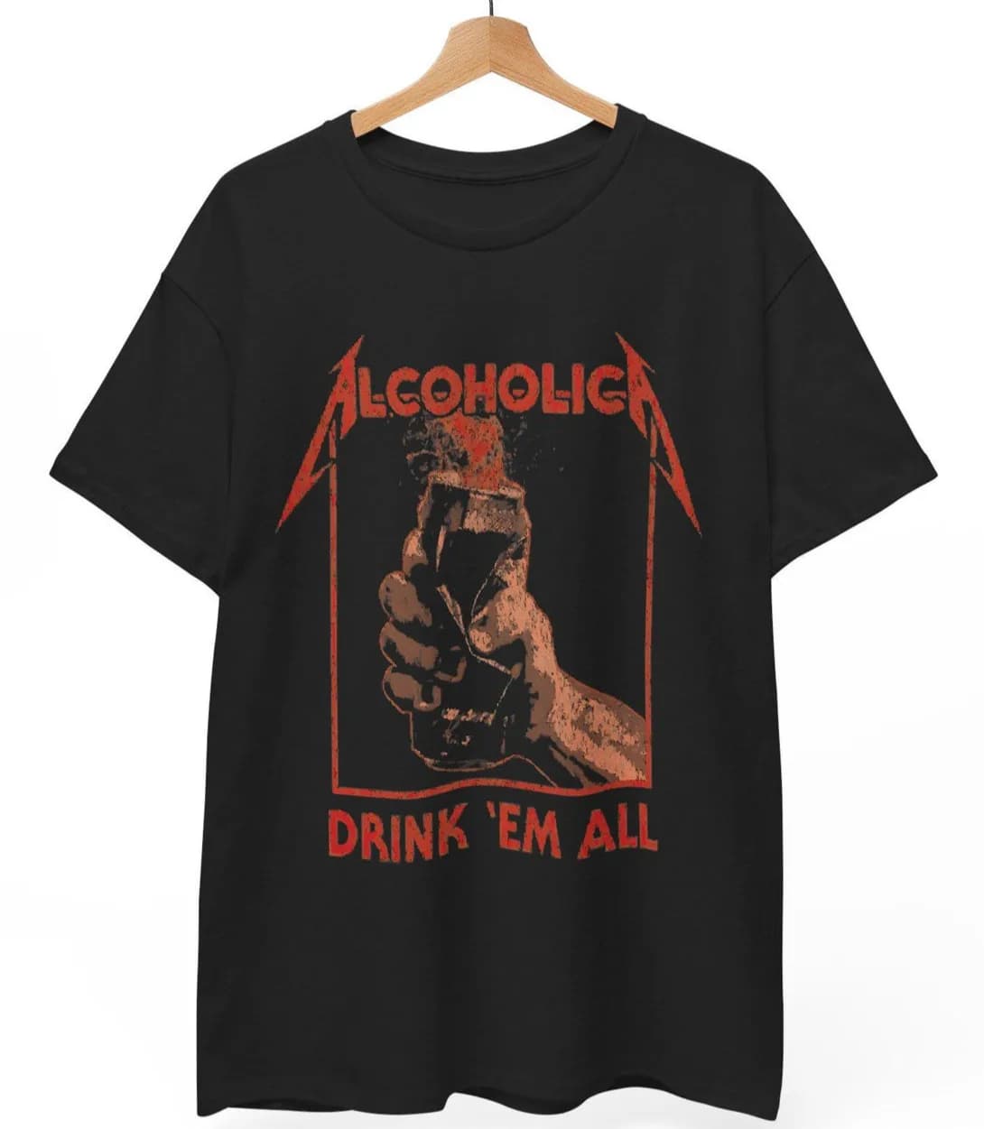 T-shirt Alcoholica 'Drink 'Em All': divertente maglietta con grafica parodia del metal, unisex, in bianco e nero