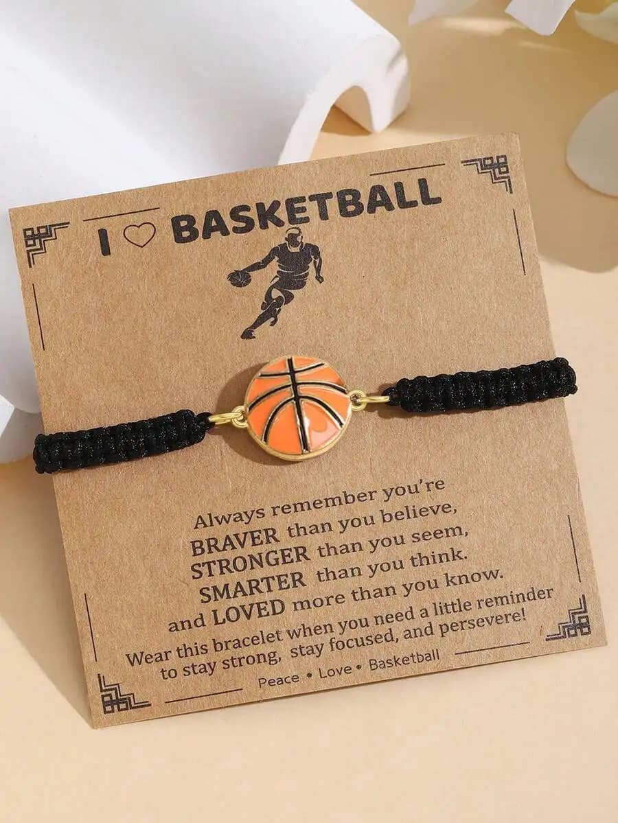 1 braccialetto sportivo (a tema basket) regolabile fatto a mano, adatto per l'uso quotidiano dei ragazzi; viene fornito con biglietto di incoraggiamento