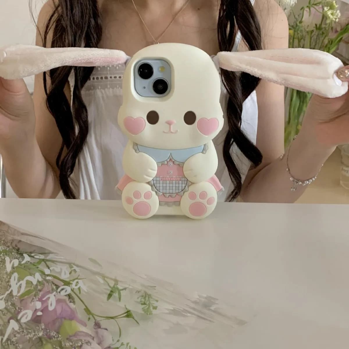 Custodia per iPhone 17 16 15 14 13 con Coniglio Rosa dalle Orecchie Pelose, Design Dolce e Carino, Coniglio a Cuore con Orecchie Morbide