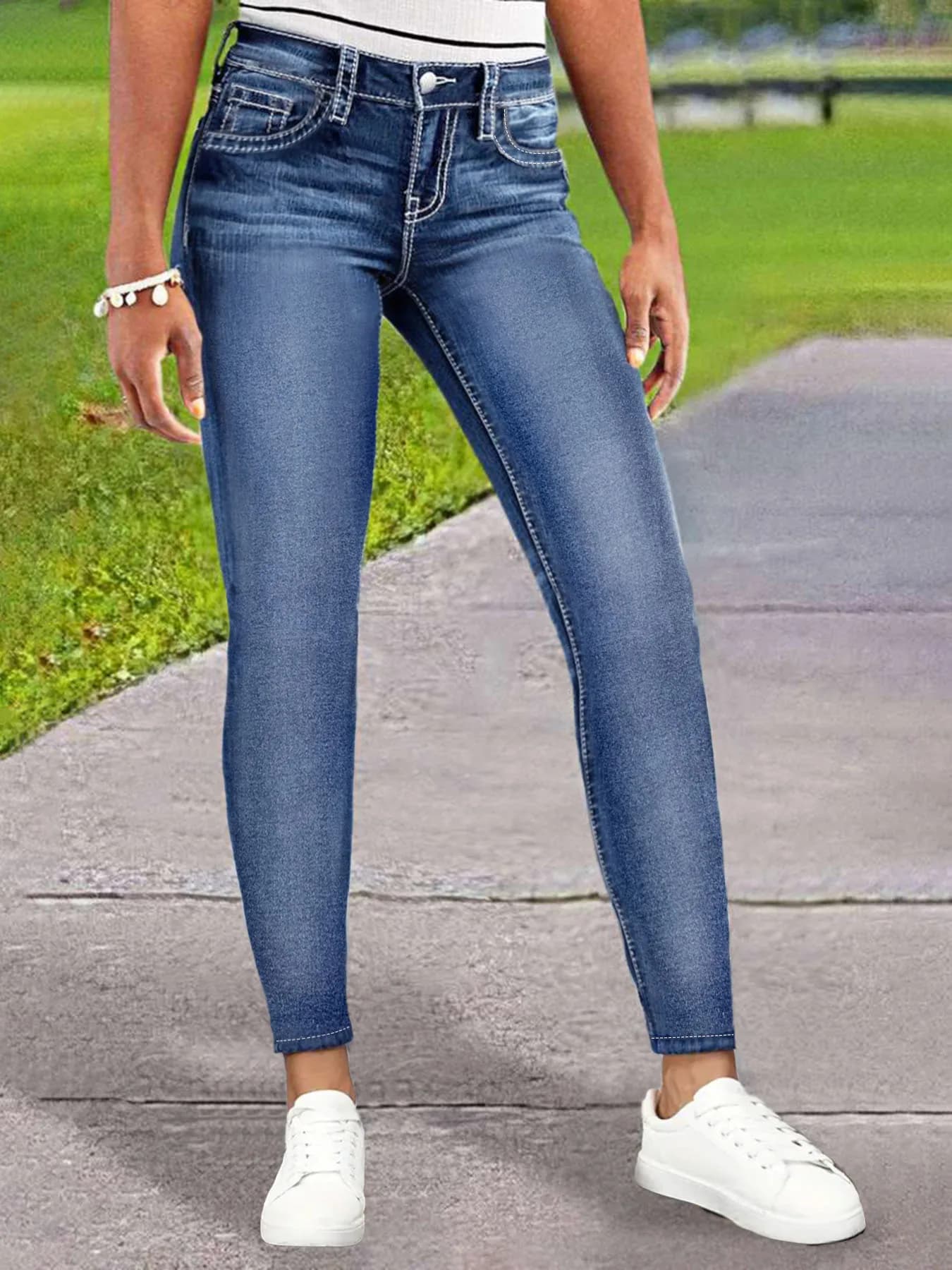 Jeans da Donna Blu Chiaro Sfumato, Effetto Invecchiato con Decorazione Tasca Posteriore, Slim-Fit Modellante Versatile Casual