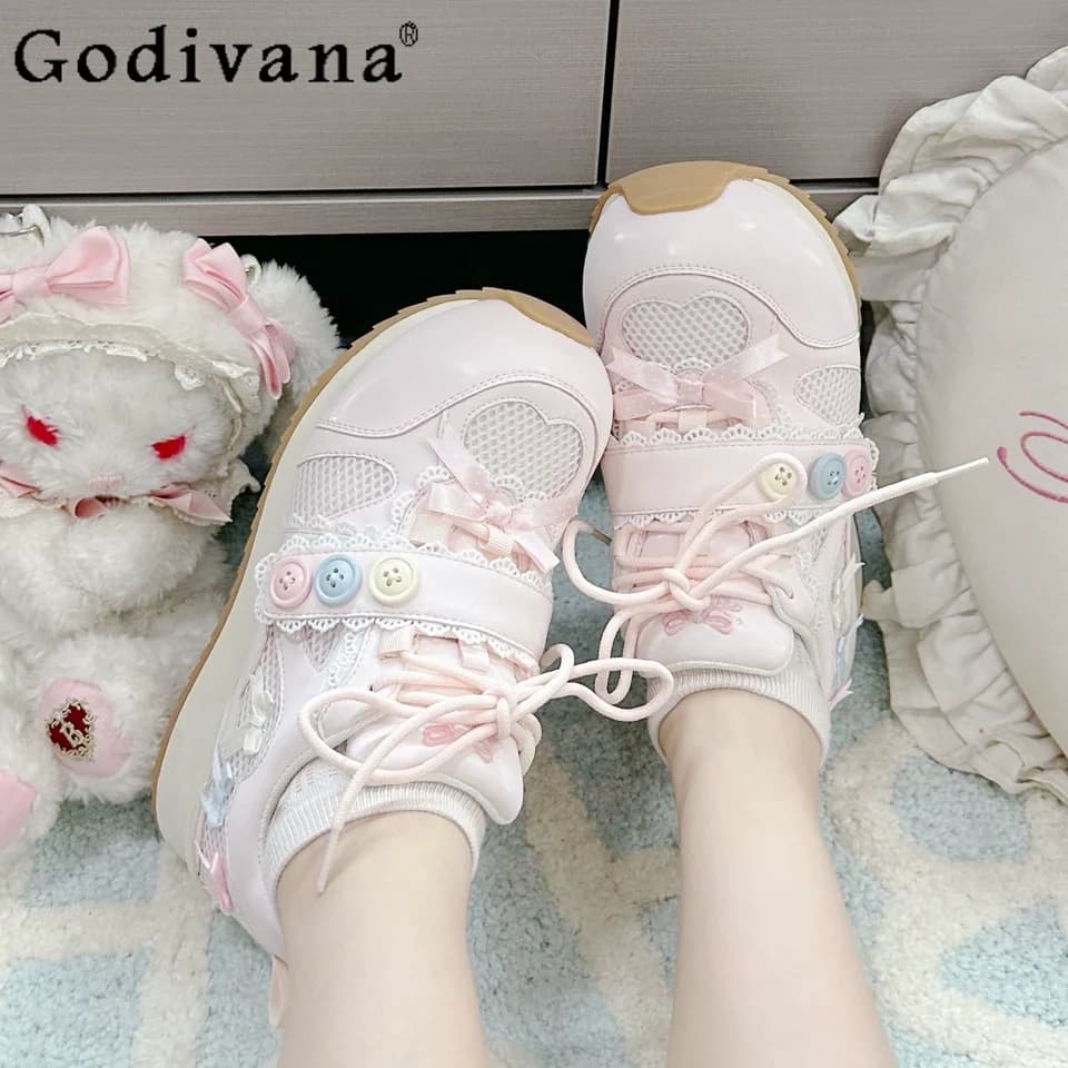 Scarpe da ginnastica giapponesi per ragazze carine Sweet Lo autunno nuovo 2025 scarpe da allenamento casual moda studentesca scarpe da donna con punta tonda e suola spessa