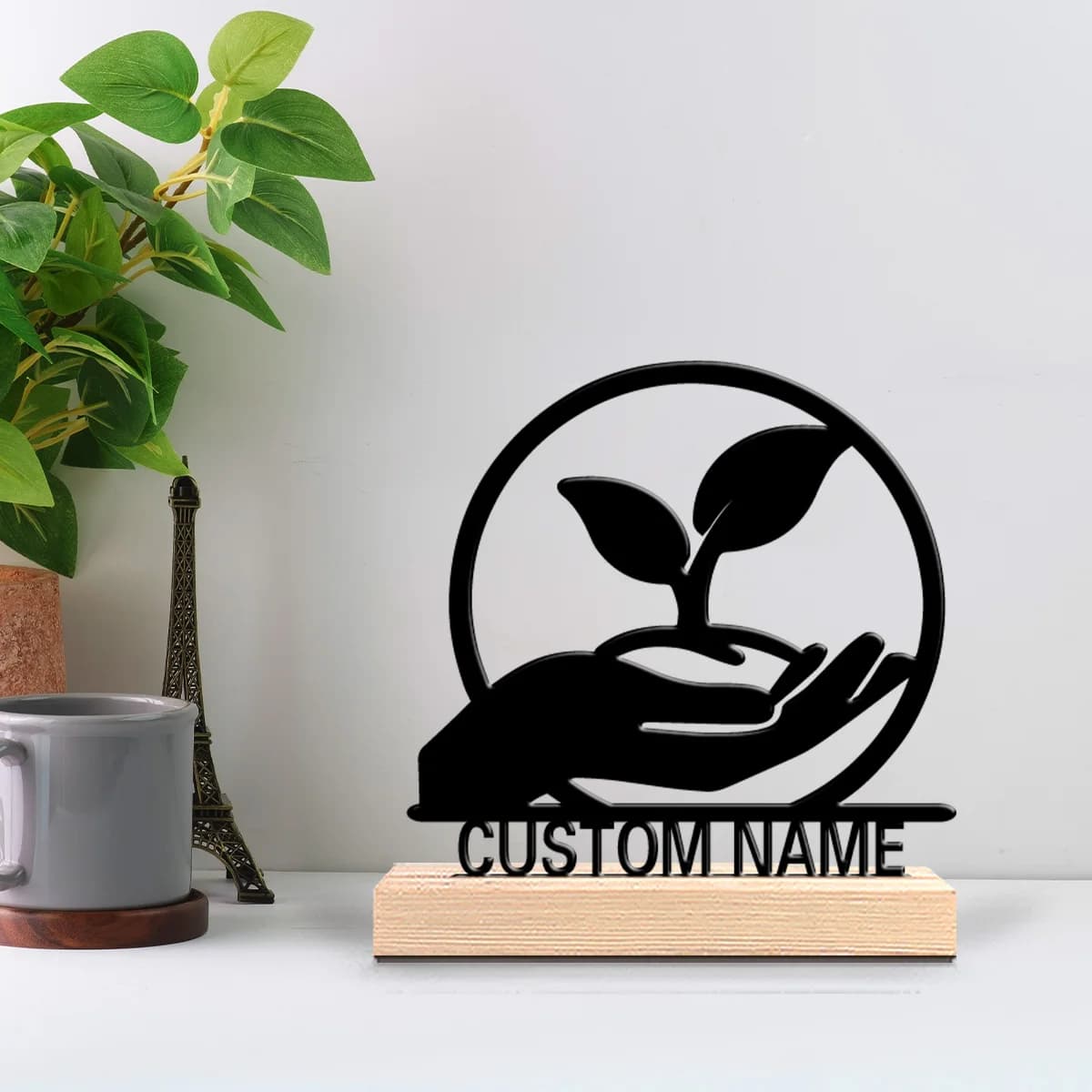 1 statuetta in metallo di nuovo design personalizzata con piantine in mano e base in legno, ideale come regalo personalizzato