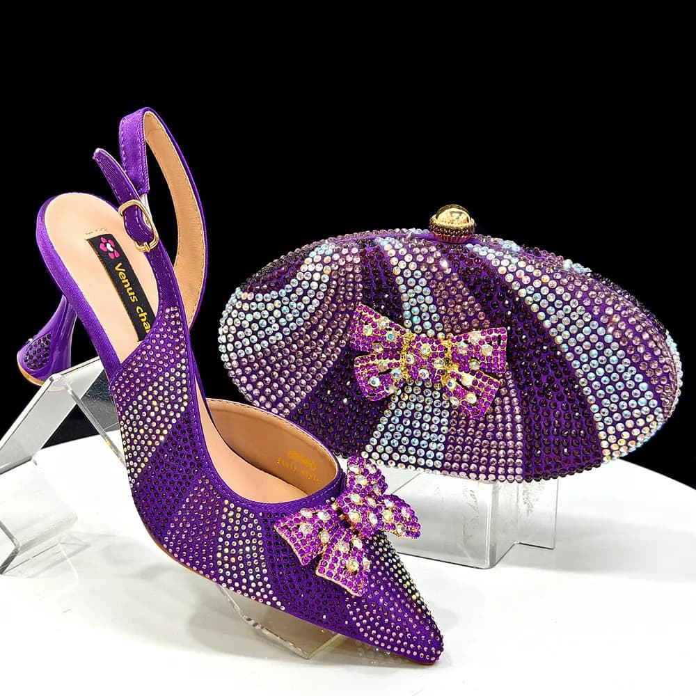 Set scarpe e borsa blu, sandali a punta da donna, scarpe da passerella, fiocco e fiori di diamanti, borsa rotonda.