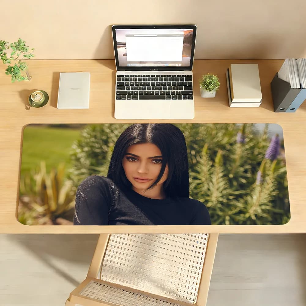 K-KYLIE J-JENNER Tappetino per mouse Tappetino da scrivania con bordo antiscivolo Accessori per PC e laptop Tastiera da ufficio in gomma Decorazione per giocatori di grandi dimensioni