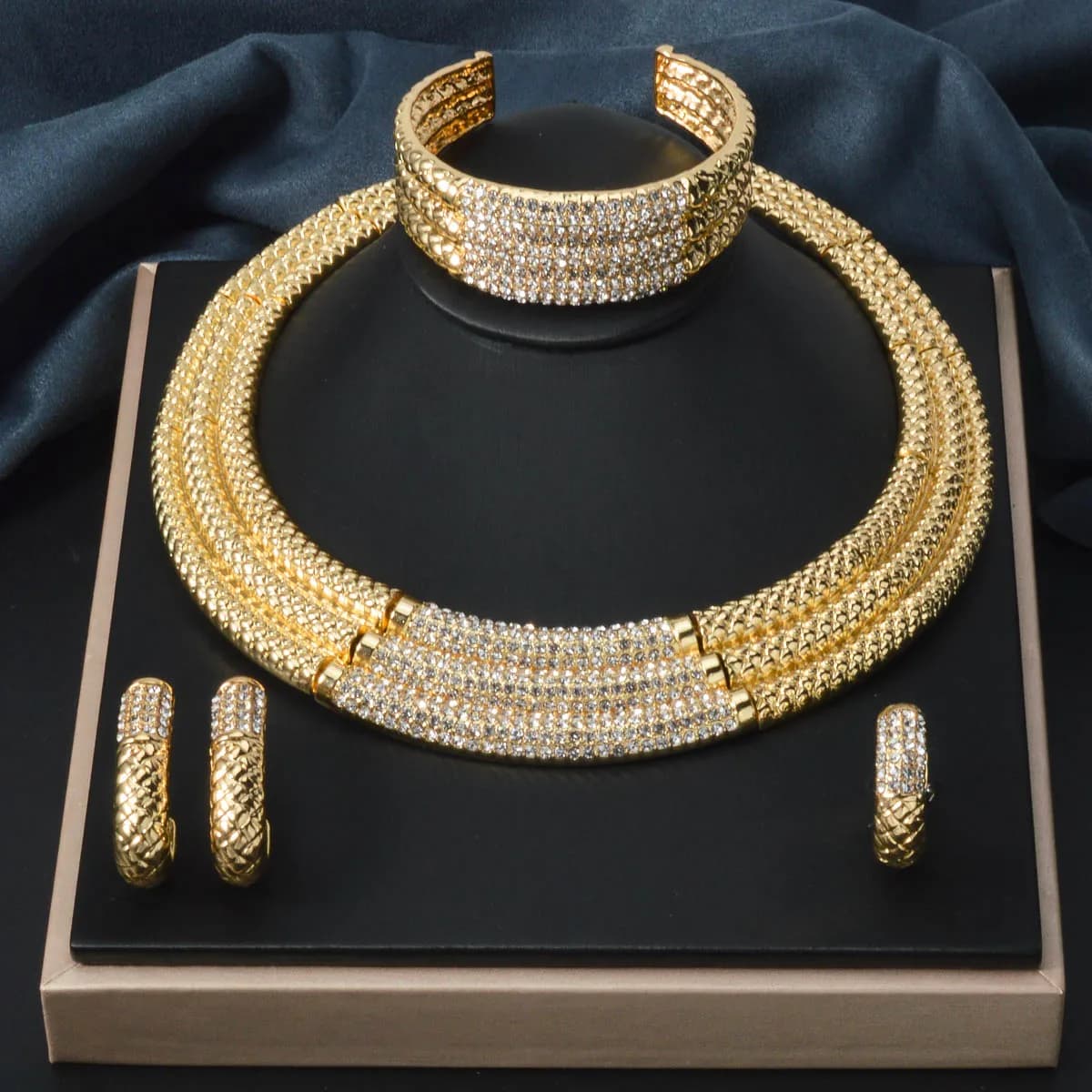 Set di gioielli da sposa placcati in oro 18 carati di lusso Collana rotonda Bracciale Orecchini Anello Set da 4 pezzi Gioielli classici eleganti da sposa da donna