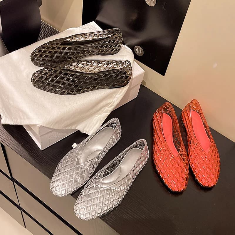 Women Sandals Transparent Jelly Shoes Round Toe Shallow Mouth Beach Women's Shoes Soft Sole Hollow Single Shoes PVC Flat Sandals