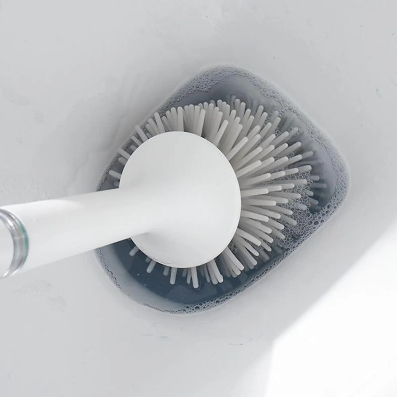 Scopino per WC in silicone con getto d'acqua Spazzola in silicone ricaricabile con manico lungo con accessori per la pulizia del bagno a parete