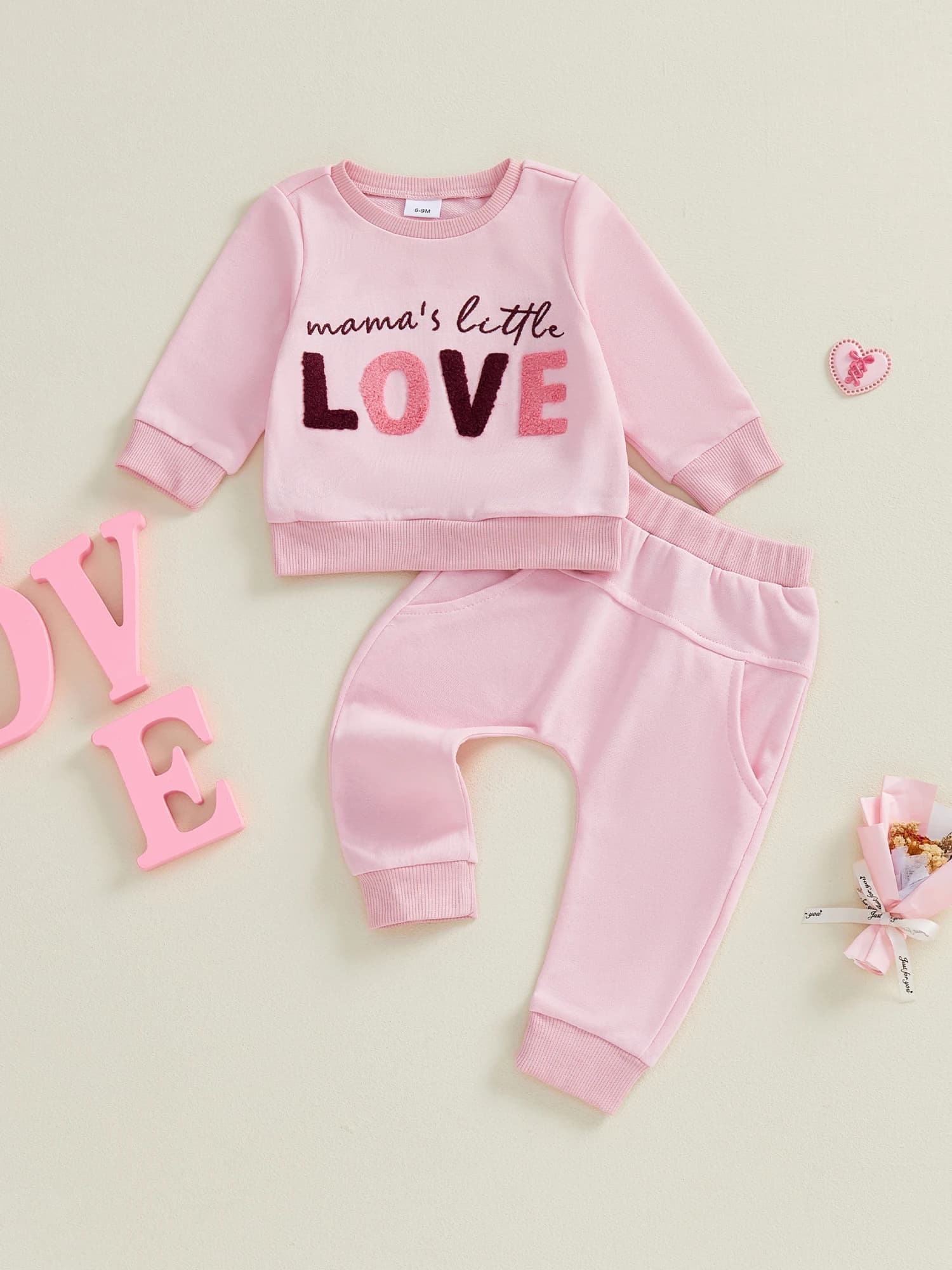 Felpa con cappuccio a maniche lunghe con stampa di cuori per San Valentino da ragazza con set di jogging abbinati per bambini con lettere ricamate
