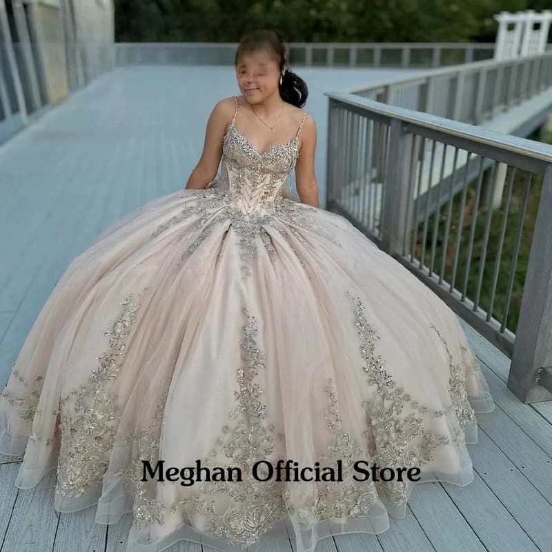Alla moda Cinghie di Spaghetti 15 Abito di Sfera Quinceanera Treno Reale Strass Applicazioni di Pizzo Abiti De Graduaction Personalizzato