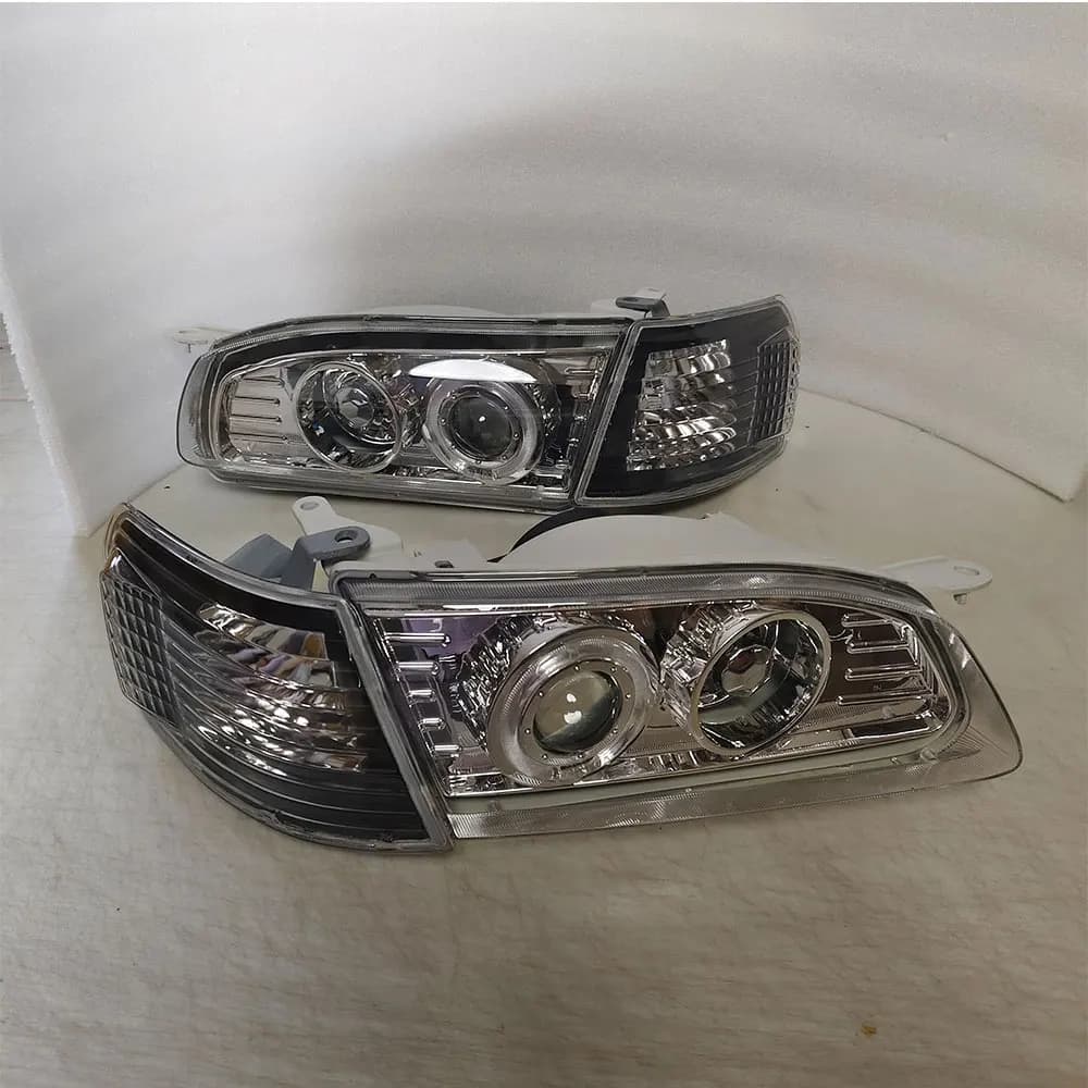 Una coppia di fari a LED per auto per Toyota Corolla Ae110 Sfondo bianco Angel Eyes Lens Fari1996 1997 1998 1999