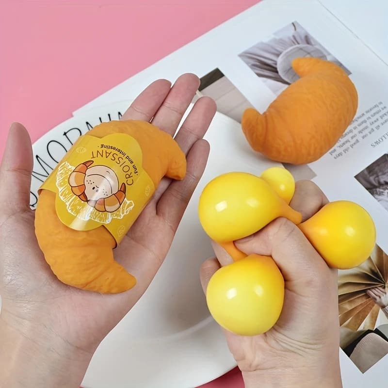 Giocattolo Antistress a Forma di Croissant, Pallina Morbida Antistress, Giocattolo da Scherzare, Antistress Morbido per Bambini e Adulti