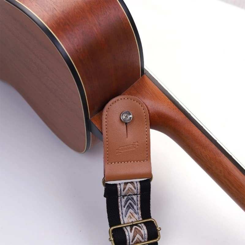 Il design ricamato della tracolla per chitarra premium include plettri per chitarra acustica