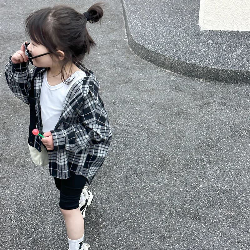 Camicia da ragazza scozzese nera 2024 Nuova versione coreana autunnale Stile straniero per bambini Plaid alla moda Casual Top Manica lunga Marea