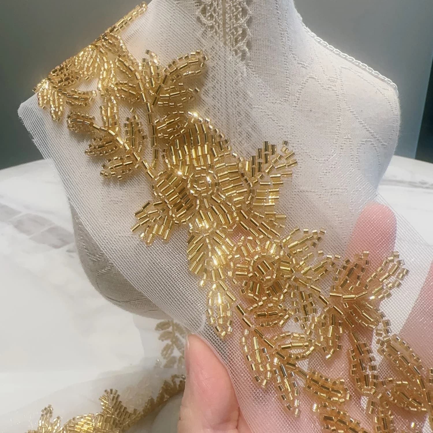 Perline di semi da 50CM ricamate con perline in pizzo dorato per cucire Applique di pizzo lucido per abito da sposa Hijab Dubai