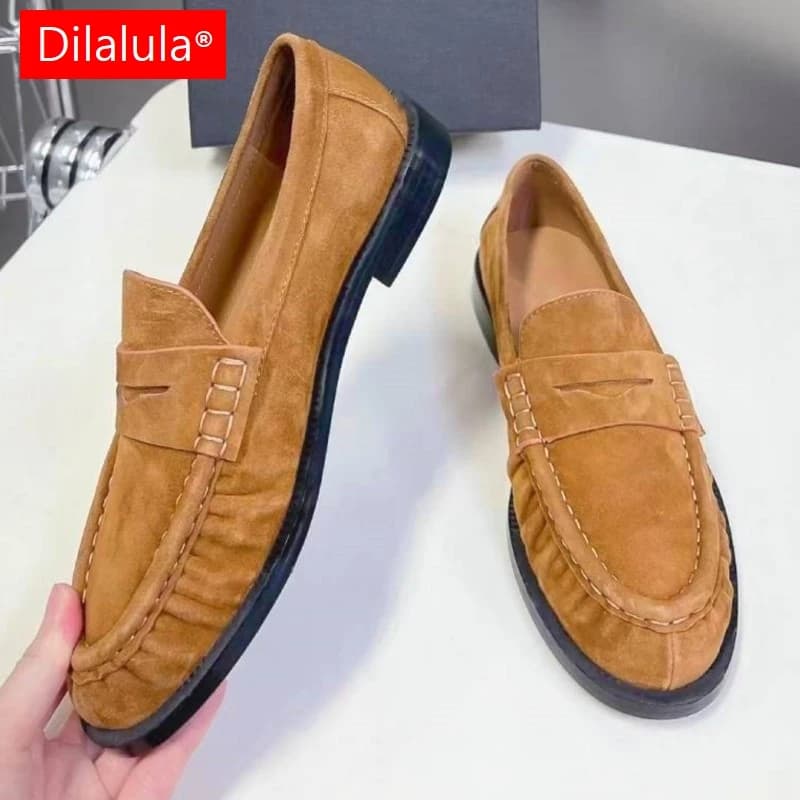 Dilalula 2026 Mocassini da Donna in Pelle Scamosciata Taglie Forti 34-42 con Pieghe, Tacco Basso, Slip-On, Scarpe Classiche Stile Britannico Casual