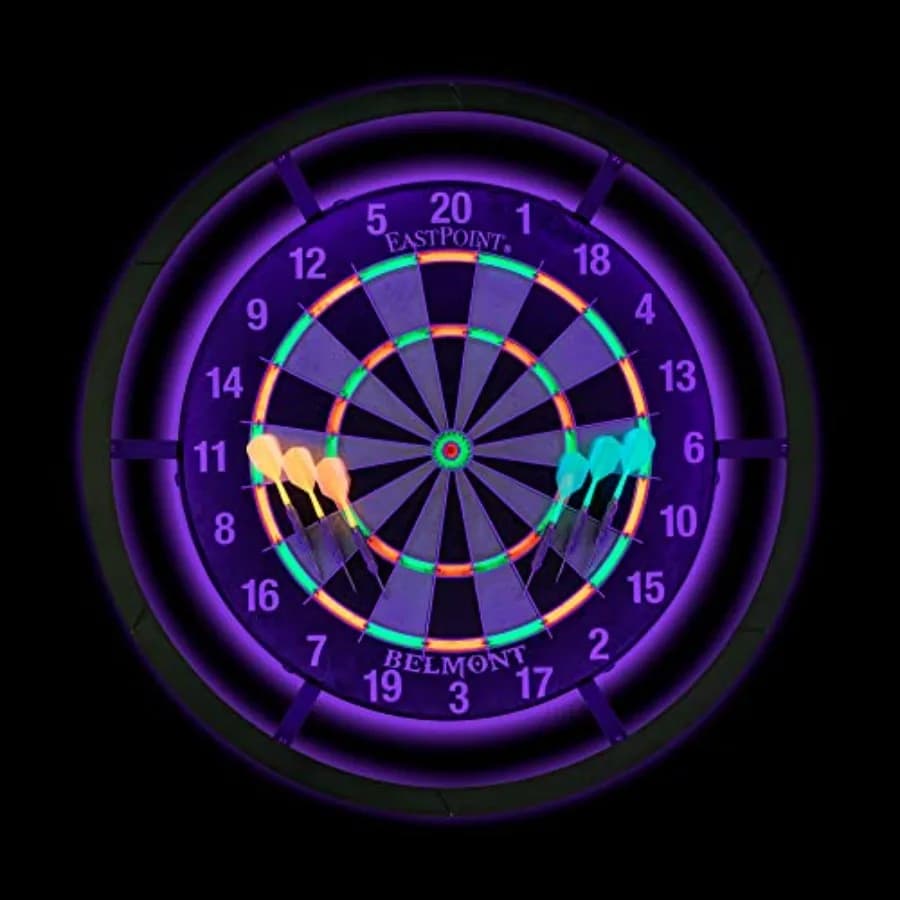 EastPoint Blacklight Dart Board - Bersaglio da 18 pollici in sisal con 6 freccette con punta in acciaio - Anello luminoso e alette per accessori da man cave - Staple