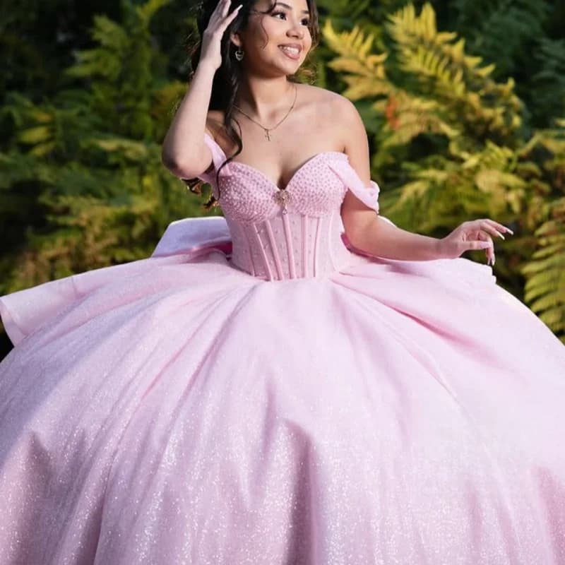 Abiti Quinceanera rosa lucido personalizzati con spalle scoperte applique con paillettes fiocco di cristallo stratificazione coda lunga Vestido 15 Quinceanera
