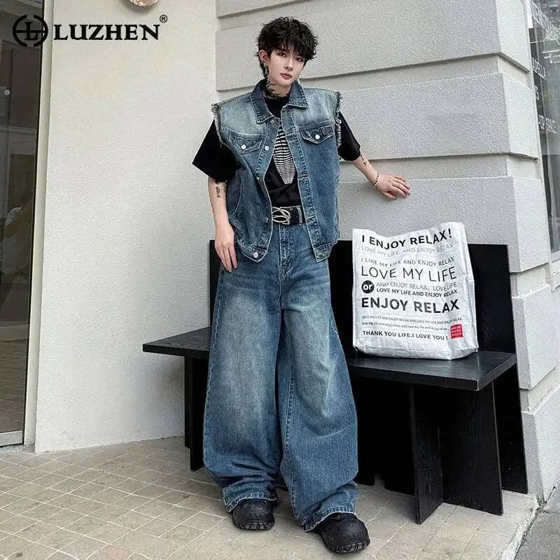 LUZHEN 2026 Completo Estivo in Denim da Uomo, Set Due Pezzi alla Moda, Streetwear Elegante con Tasche Decorative, Gilet Senza Maniche e Jeans Dritti JY6893