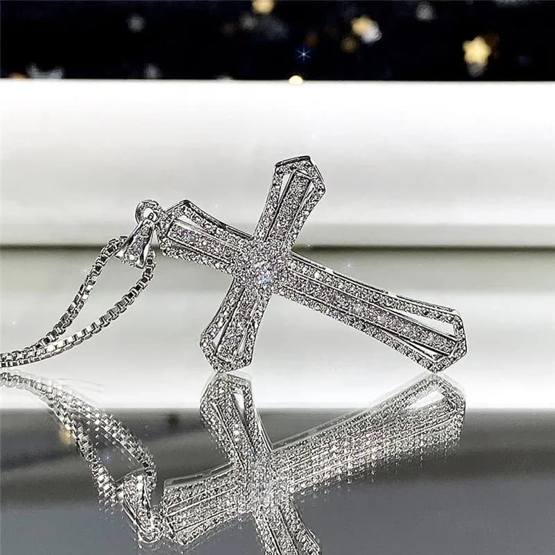 Huitan Collana con ciondolo a croce di lusso con zirconi cubici per donna, collana versatile alla moda, gioielli, accessori per feste e tutti i giorni