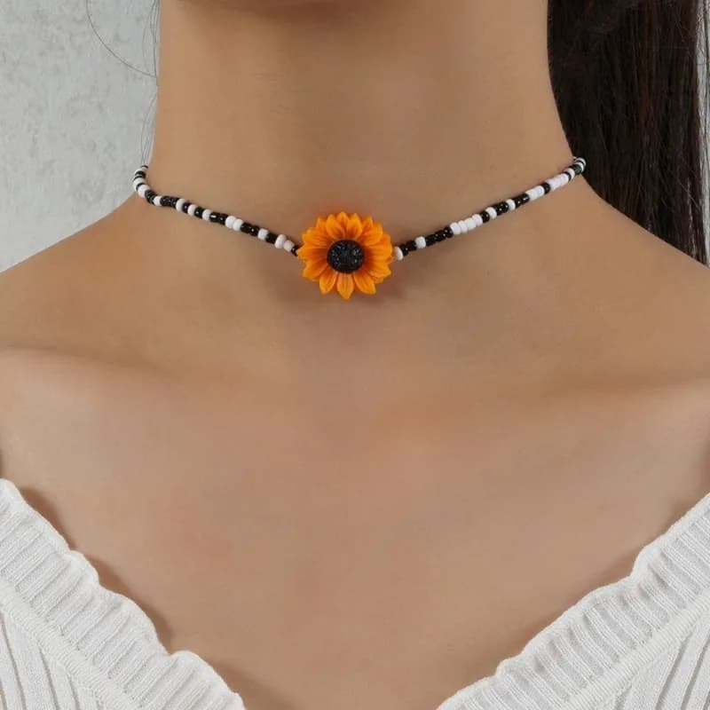 Simple Bohemian Hand-Strung Black White Mini Seed Bead Sunflower Necklace for Women Beach Outdoor Tourism Jewelry Accessories