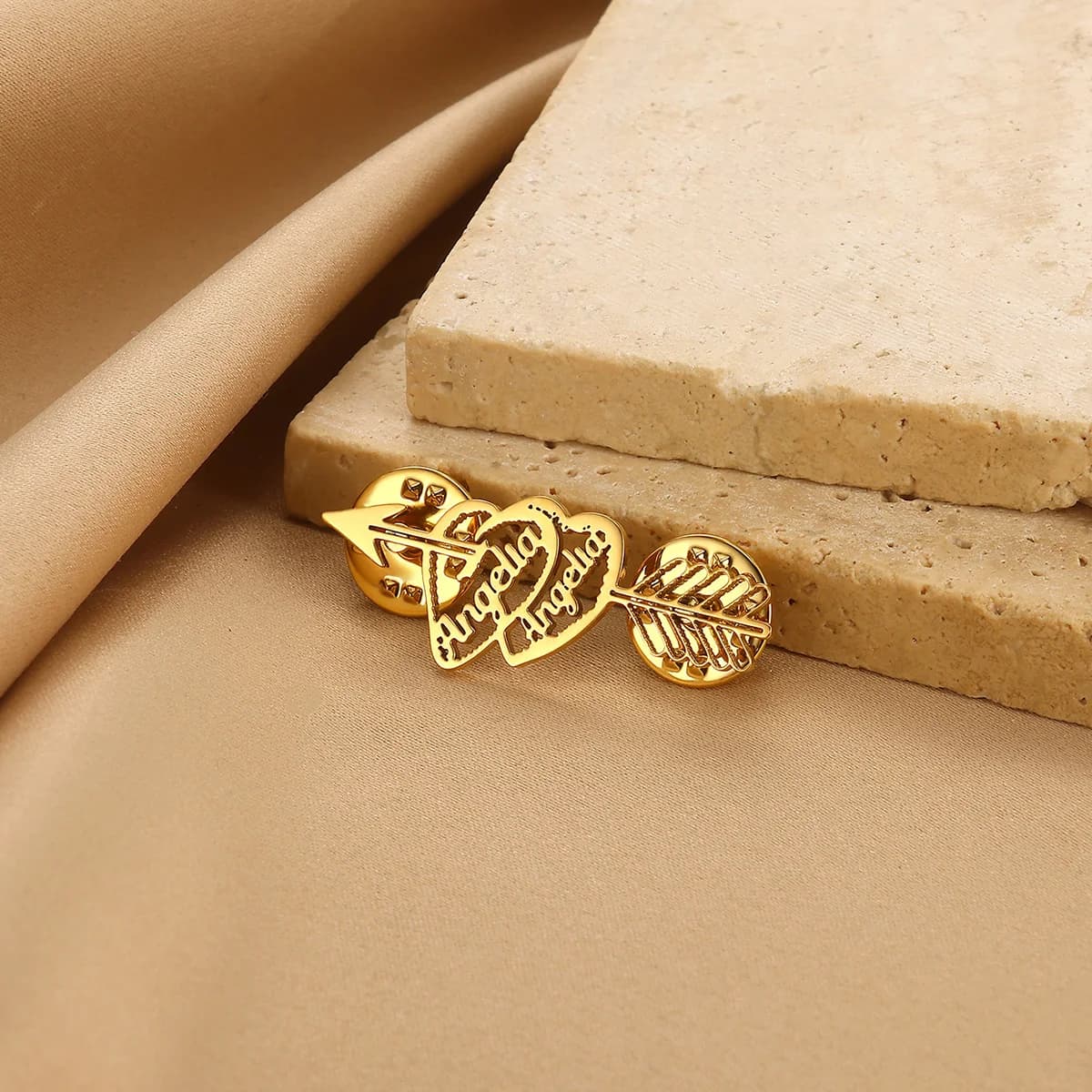 Spilla personalizzata con nome a forma di cuore con piercing a una freccia per le donne, regalo di gioielli per feste di fidanzamento, spilla con lettera in acciaio inossidabile color oro