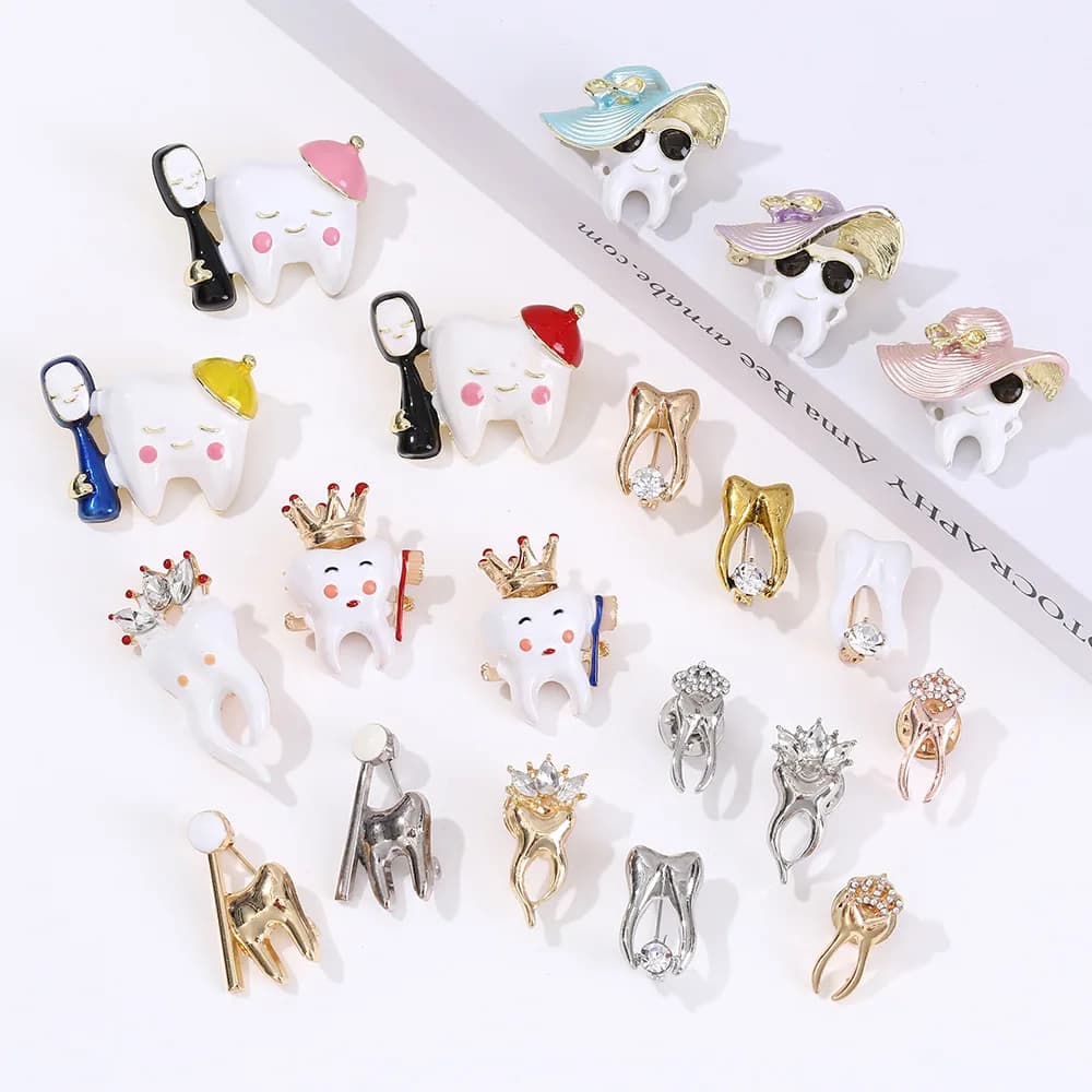 Denti piccoli che tengono la spilla dello spazzolino simpatico cartone animato squisito spilla a forma di fiore sul petto accessorio temperamento personalizzato