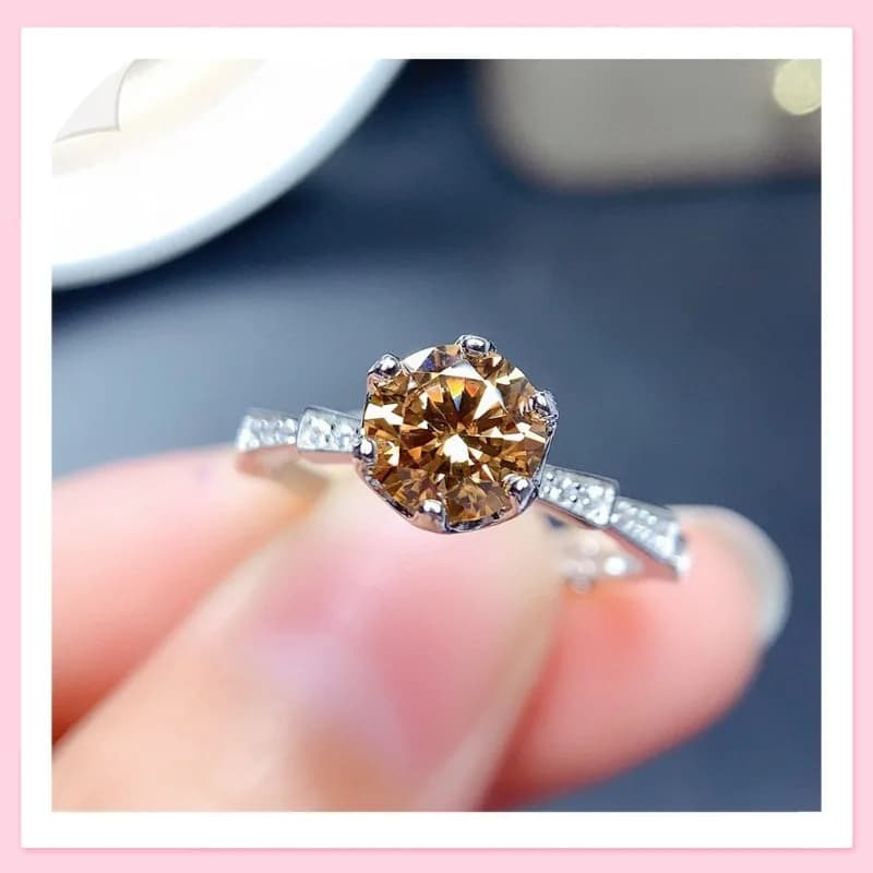 Anello Apribile con Diamante Simulato Champagne Morgan a Otto Cuori e Otto Frecce in Carbonio ad Alto Tenore, Stile Mozzarella