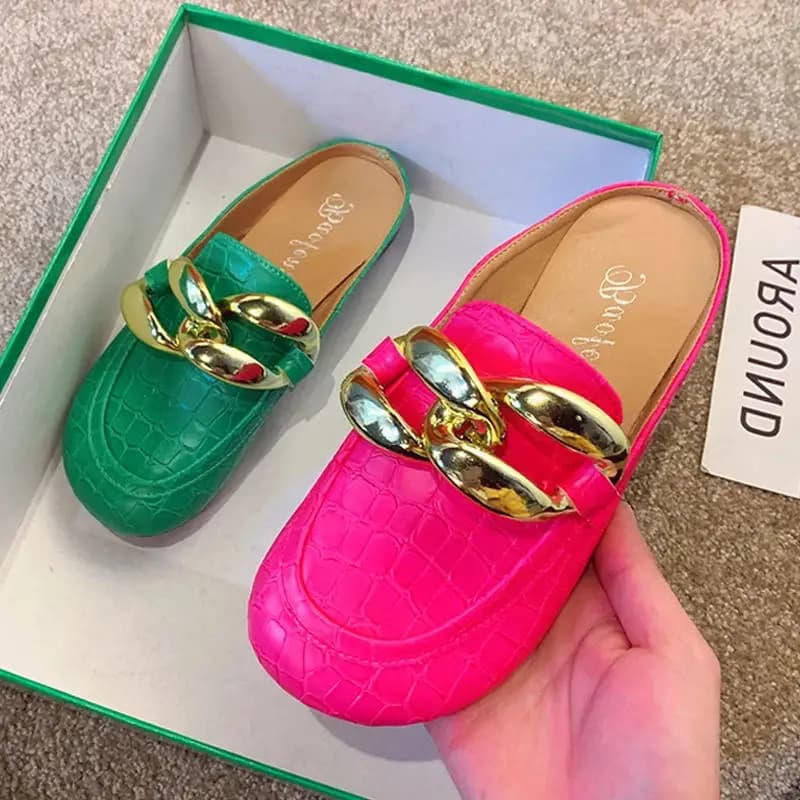 Pantofole da donna alla moda Sandali da donna con catena in oro taglie forti Sandali da donna in pelle verniciata Scarpe da donna firmate Scarpe basse estive