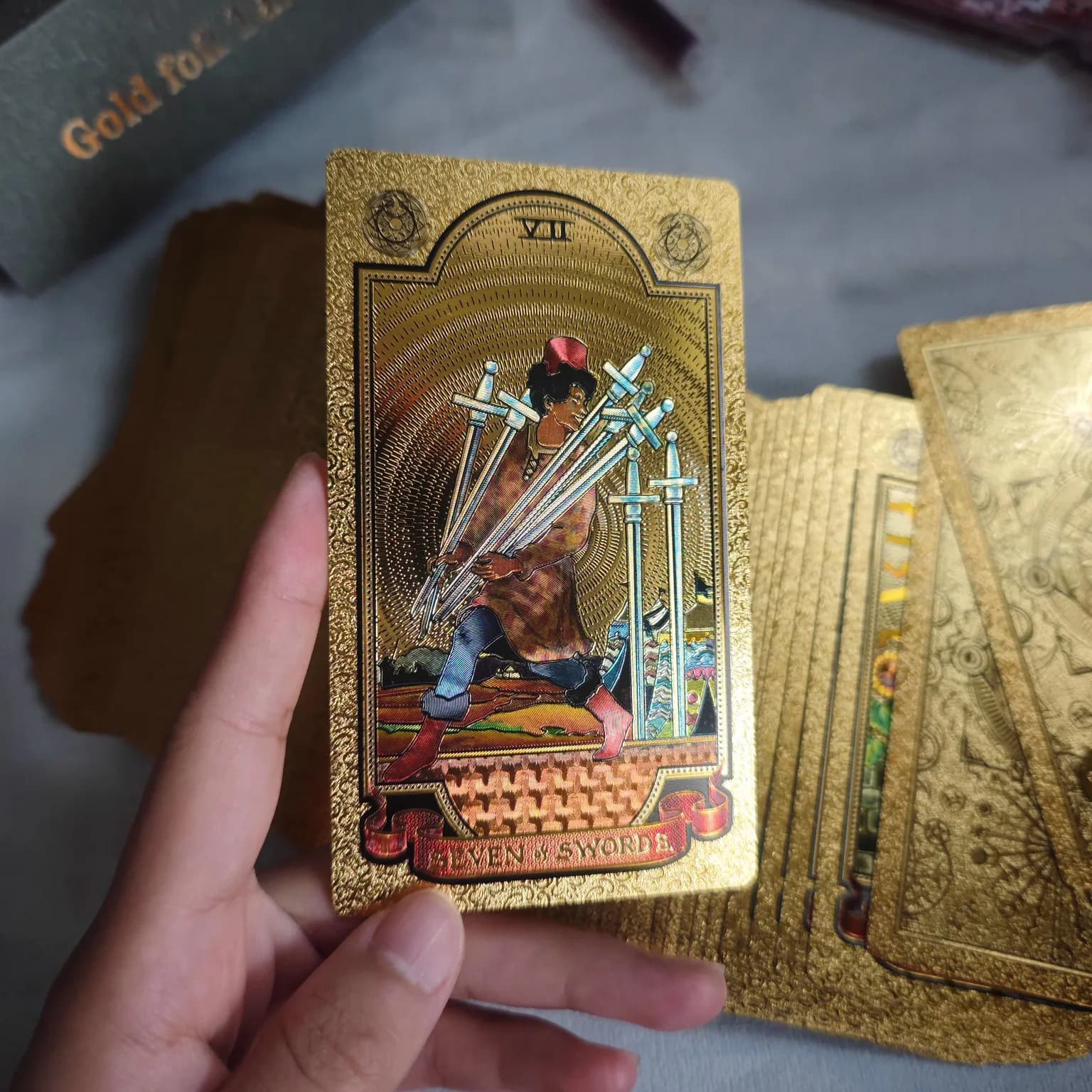 Carte dei tarocchi in rilievo oro nero 78 pezzi Giochi da tavolo colorati impermeabili in PVC per giochi da tavolo Carte da gioco per divinazione