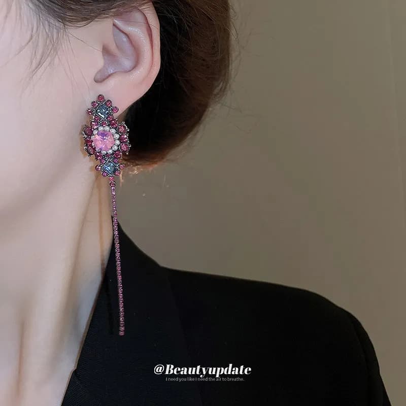 Orecchini pendenti lunghi esagerati con nappe, in argento con diamanti incastonati, stile vintage, eleganti, gioielli di moda, accessori.