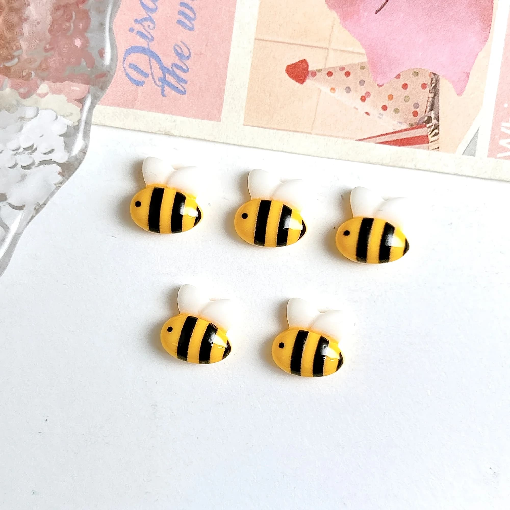 20/50/100 Pezzi Ciondoli in Resina Realistici a Forma di Ape e Vasetto di Miele a 5 Petali, Adatti per Nail Art Fai-da-Te, Creazione di Gioielli, Decorazioni a Tema Apicoltura