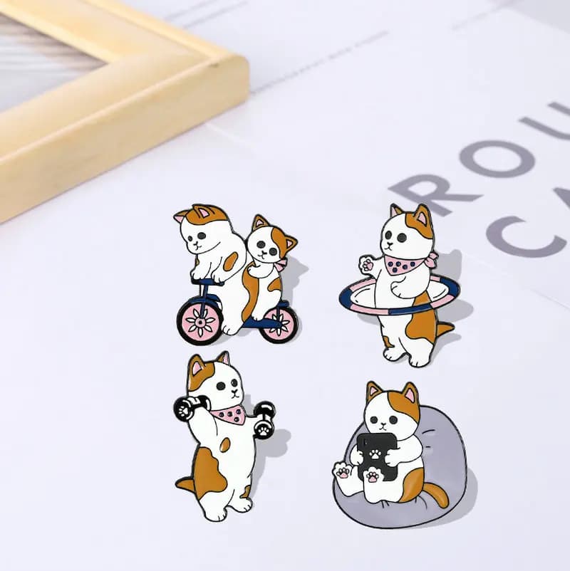 Gatti divertenti Spilla smaltata Personalizzata Uovo di gatto Bici Manubri Spille sportive Borsa Spilla Distintivo di cartone animato Gioielli per bambini Amici