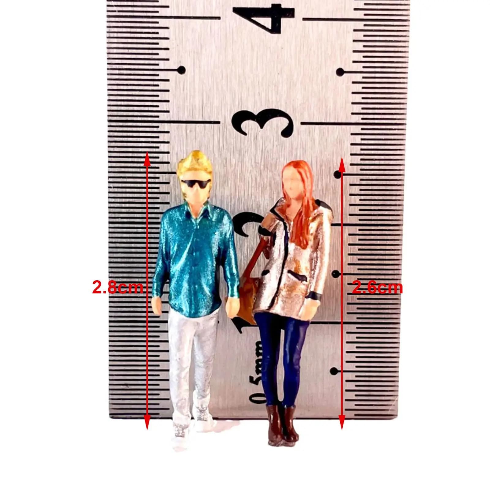 2 Pezzi Modellini in Scala 1/64 di Uomo e Donna, Figurine Architettoniche di Uomo con Occhiali da Sole per Layout di Stazioni Ferroviarie e Scene Fai-da-Te