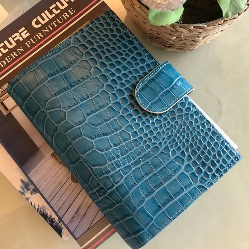 Agenda tascabile Yiwi blu con anelli, in vera pelle con motivo coccodrillo, formato A6, organizer, diario, taccuino