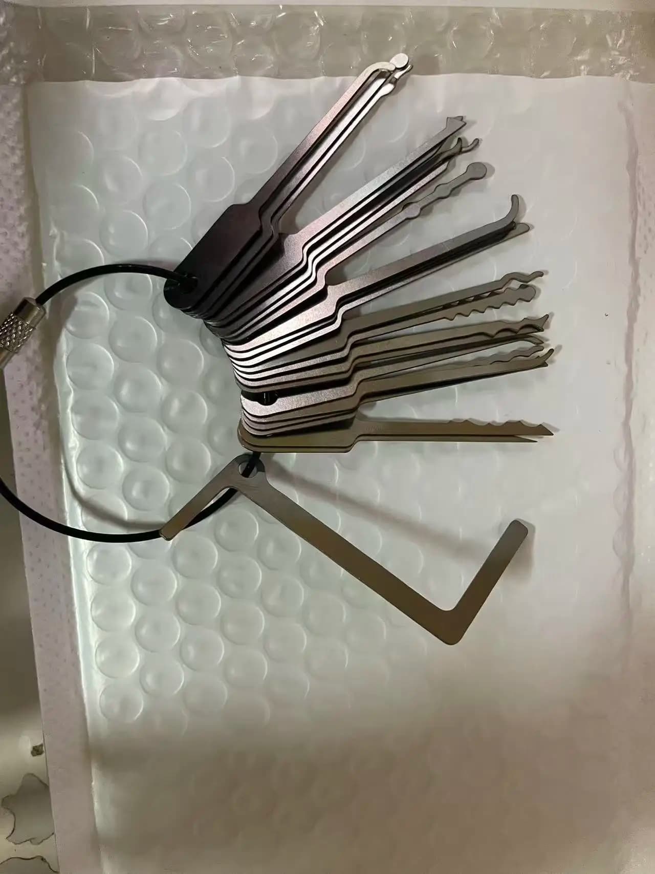 22IN1 Complete Set of Universal Keys Tool Suitable Portable Tool to Unlock Doors Use Open Doors When Keys Are Forget