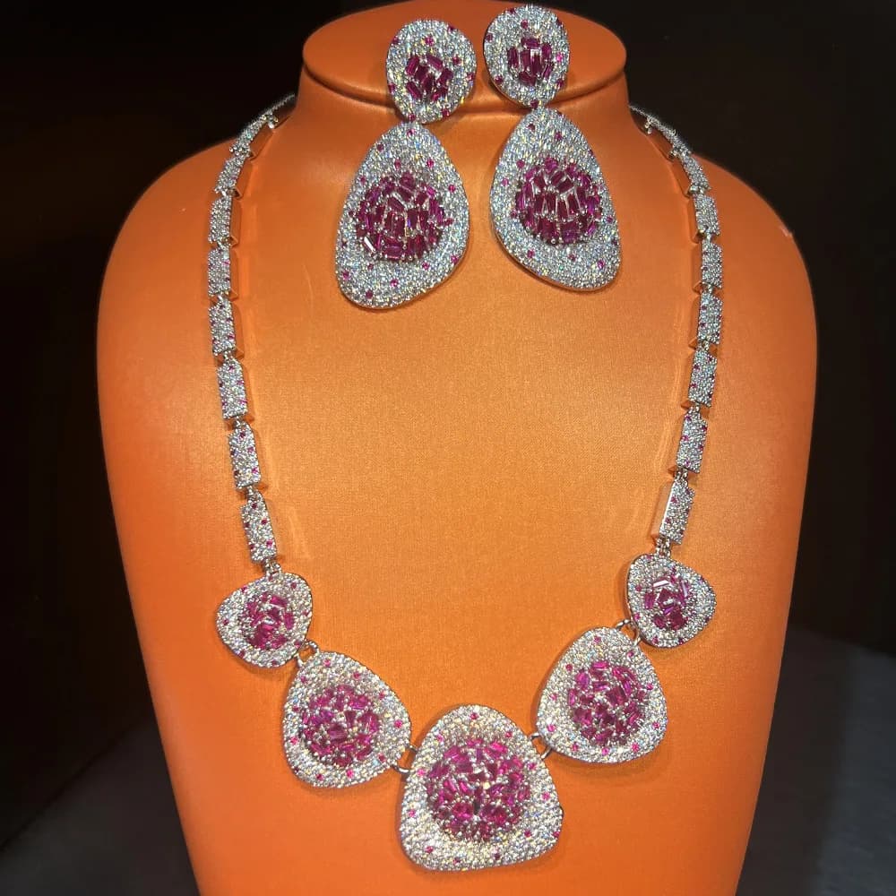 Nuovo set di gioielli con orecchini e collana con zirconi da donna 2025