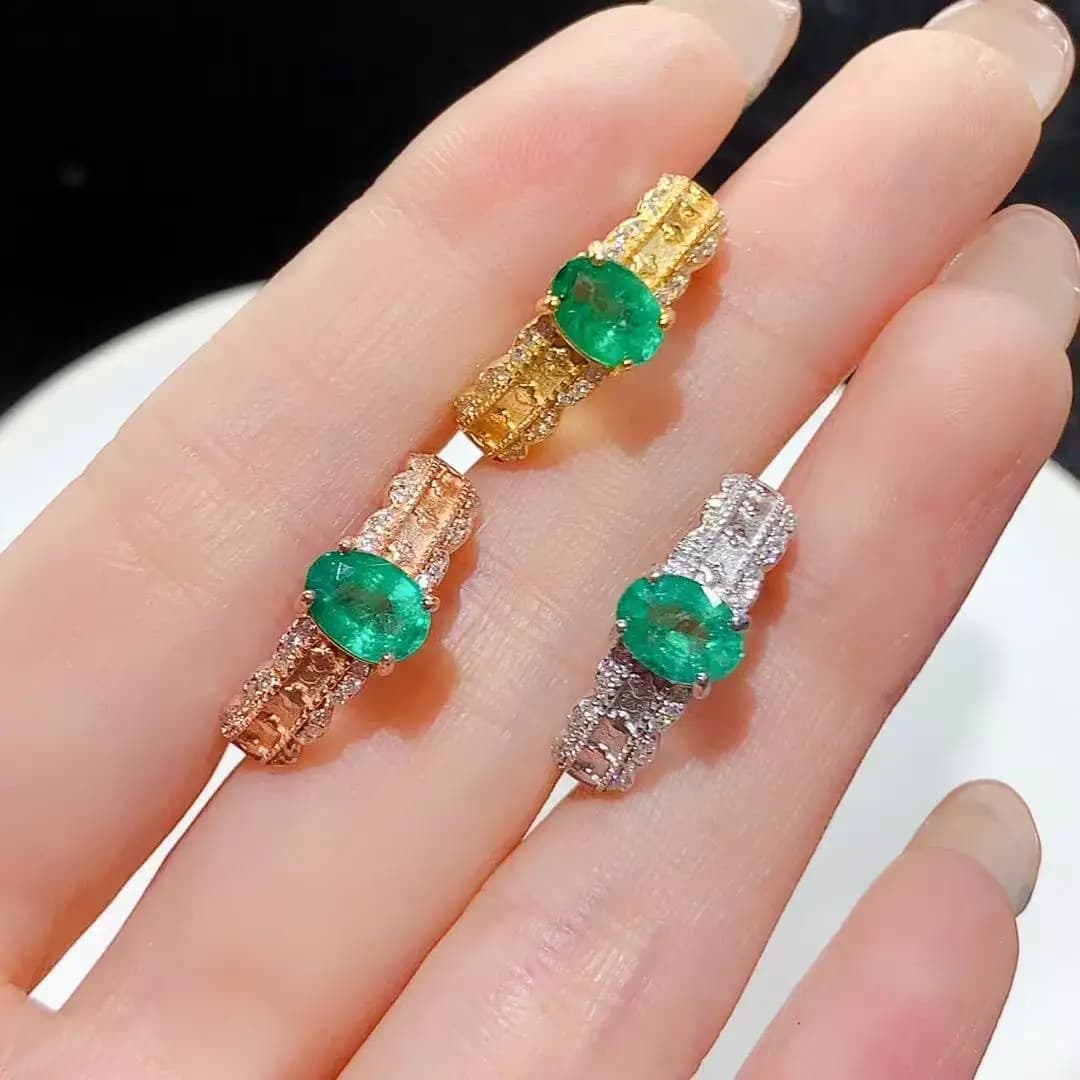 Anello con smeraldo naturale di lusso leggero, gioielli con pietre preziose eleganti e versatili in argento sterling 925