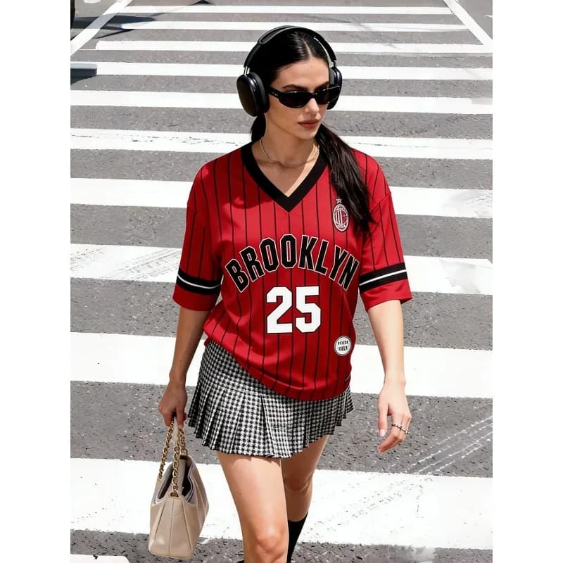 T-shirt estiva alla moda da donna con scollo a V e maniche corte, stampa di lettere e numeri, top casual sportivo