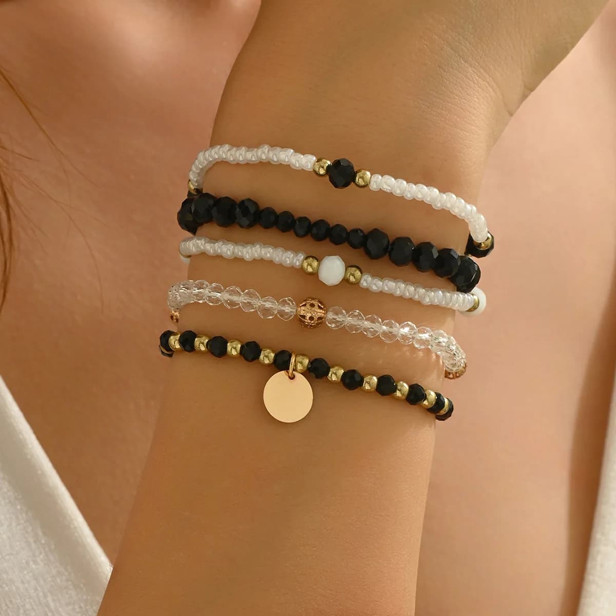 Set di 5 Braccialetti da Donna con Ciondolo a Disco in Lega, Eleganti e alla Moda, con Perline in Resina Cristallina, Elastici, Bianco e Nero