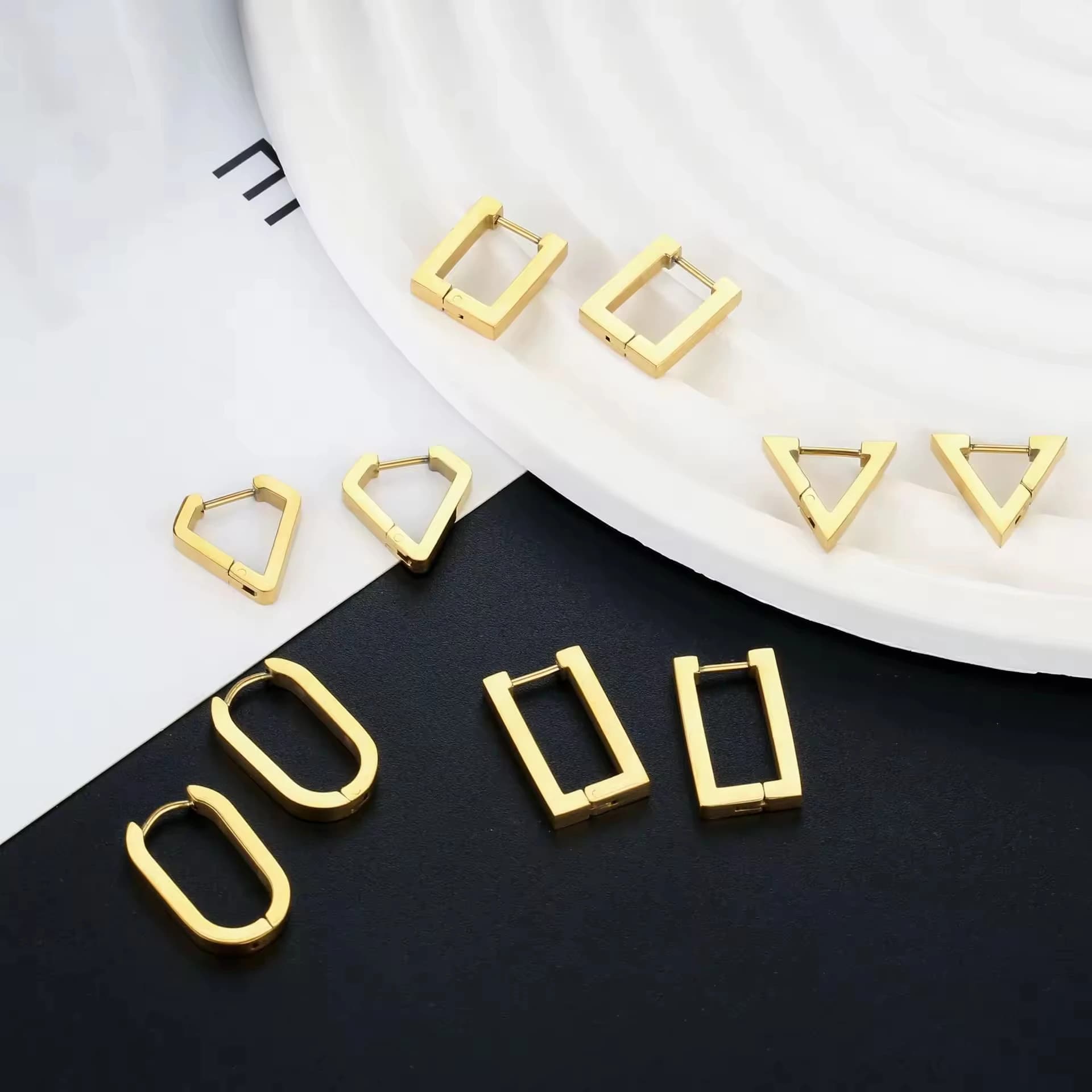 Orecchini Geometrici Mini in Acciaio Inossidabile a 3 Colori, Orecchini a Cerchio Trendy per Donne e Uomini, Nuovo Regalo alla Moda per Feste